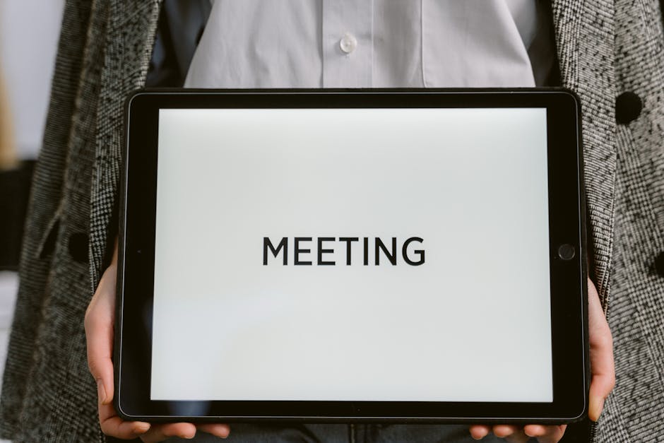 Uśmiechnięta osoba uczestnicząca w wideokonferencji edukacyjnej na laptopie.